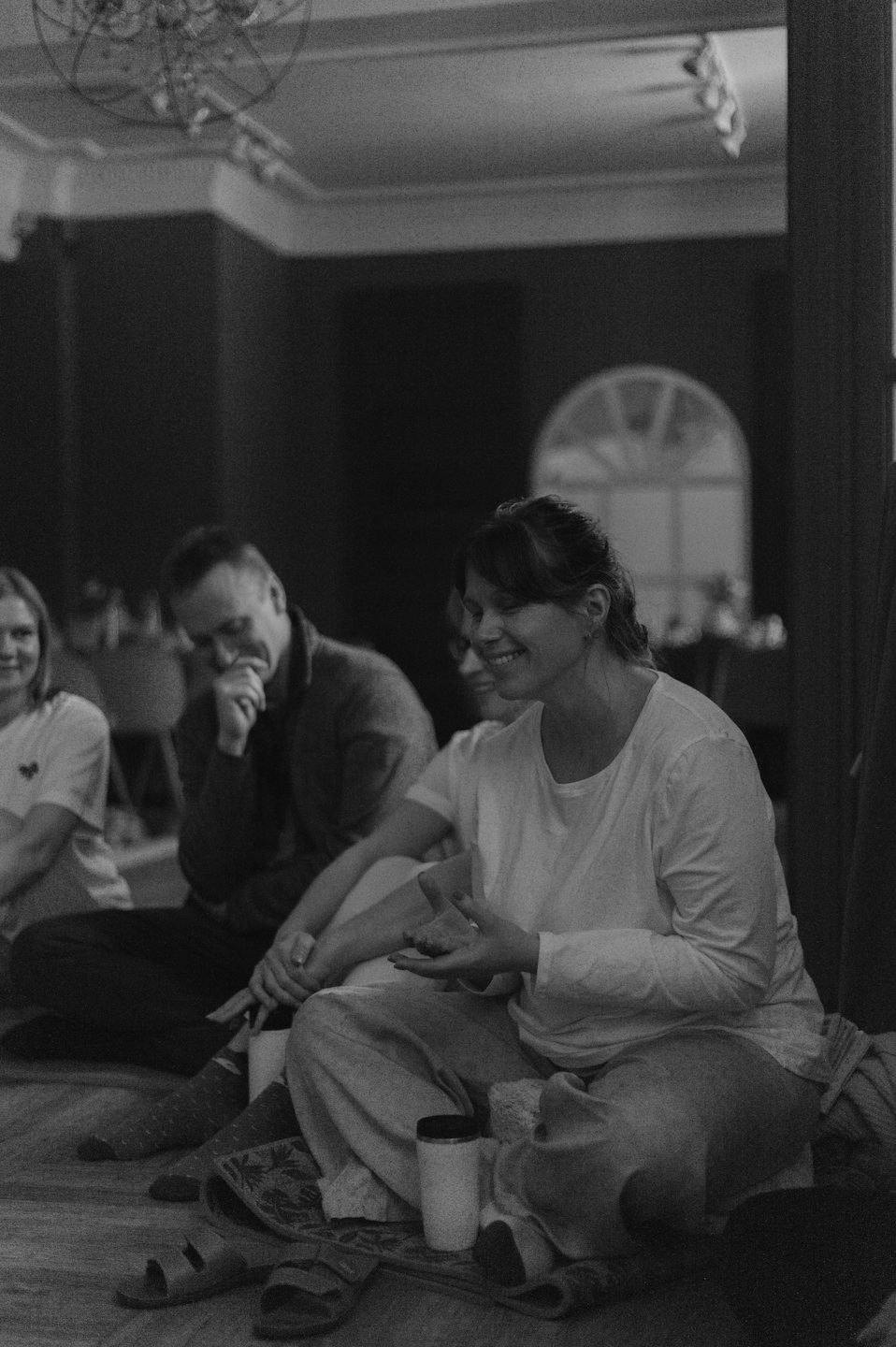 Una donna parla a un gruppo durante un workshop al chiuso.